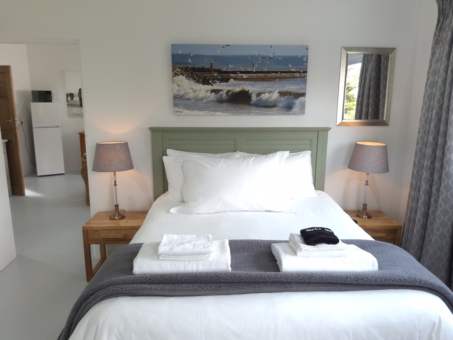 To Let 1 Bedroom Property for Rent in Clovelly Western Cape